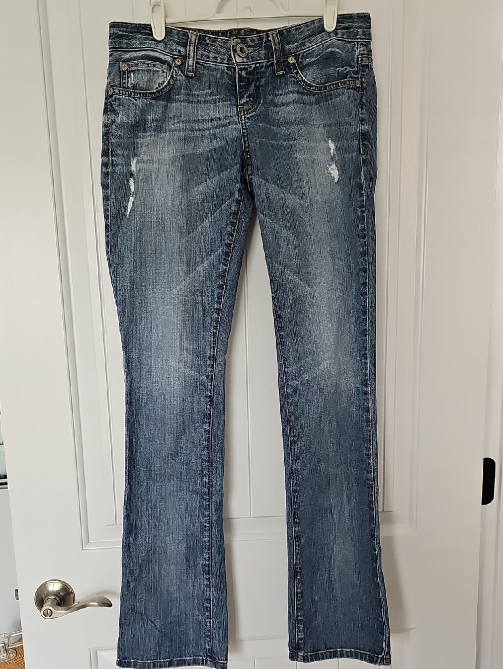 Guess Women's Starlet Straught Leg Jeans in Washed Blue Sz 26 (2-4), 31" Inseam